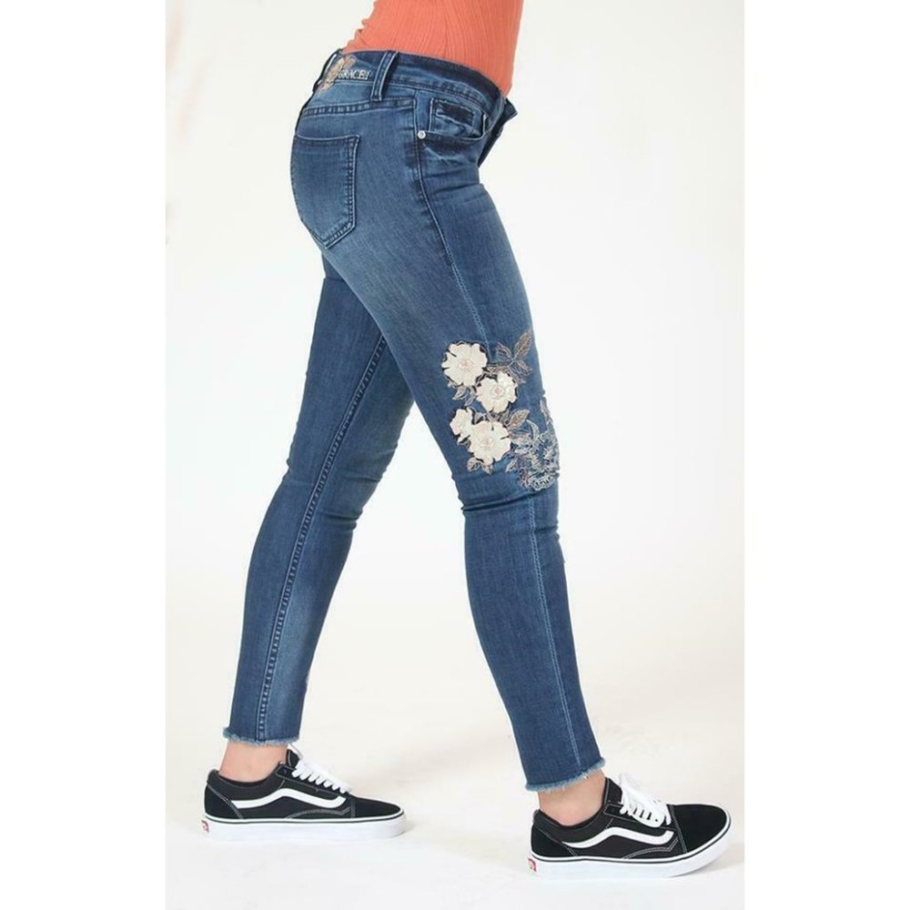 Grace in LA Women's White Floral Embroidered Skinny Fit Stretch Jeans